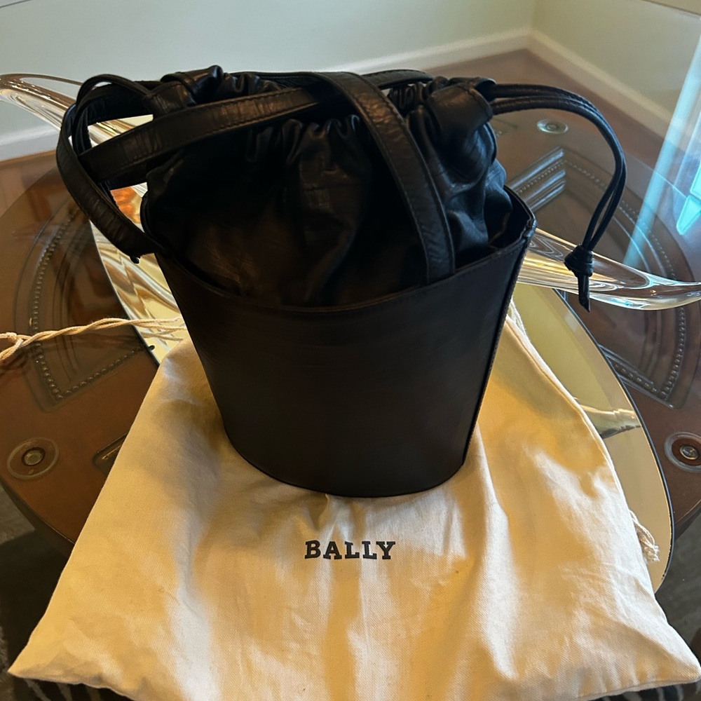 Bally Elegant Black Leather Bucket Bag